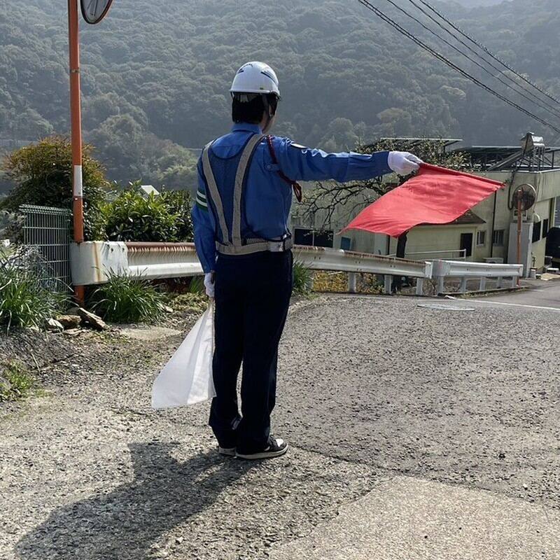 手旗による交通誘導