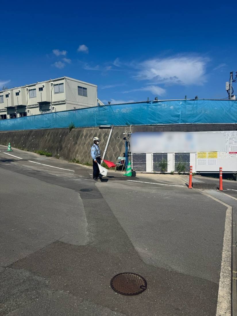 現場出入口で手旗を持つ隊員